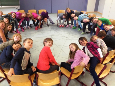 Gruppendynamische Übung "Das Spinnennetz": Die neue Klasse 3 "vernetzt sich"